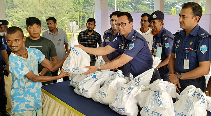 চাঁদপুরে পুলিশের ঈদ উপহার পেলেন ১১ শতাধিক অসহায় মানুষ